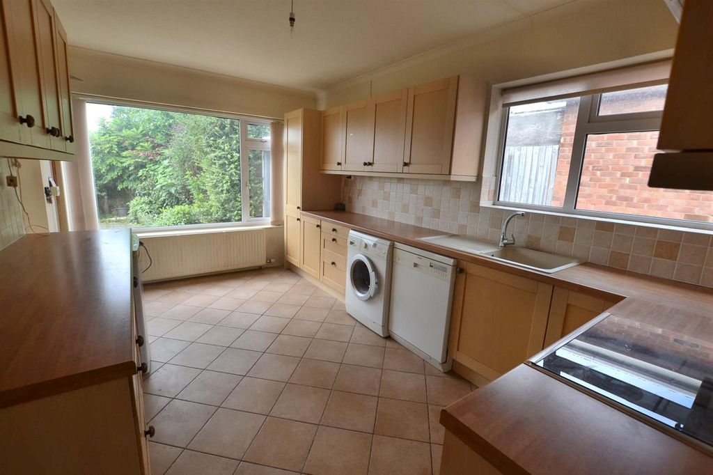 Property photo 3 of 16 Heatcote Drive (9).Jpg