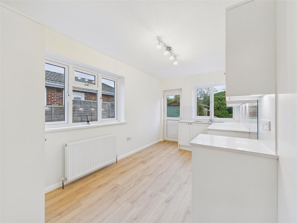 Property photo 3 of 11 Kitchen