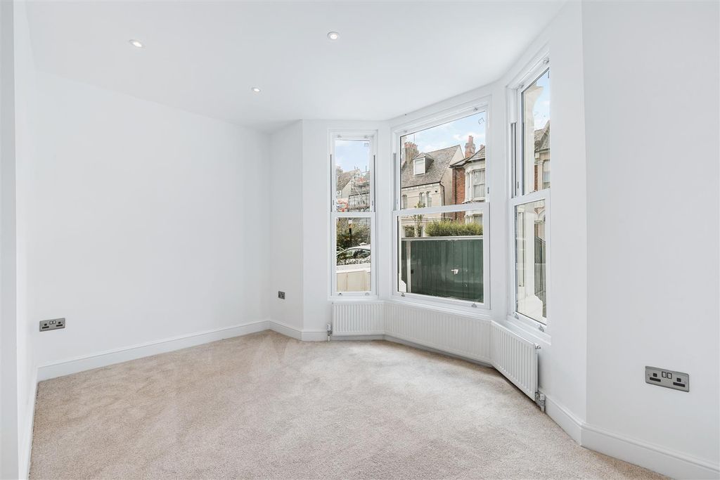 Property photo 3 of 17 Gff - 7 Mansell Road-13.Jpg