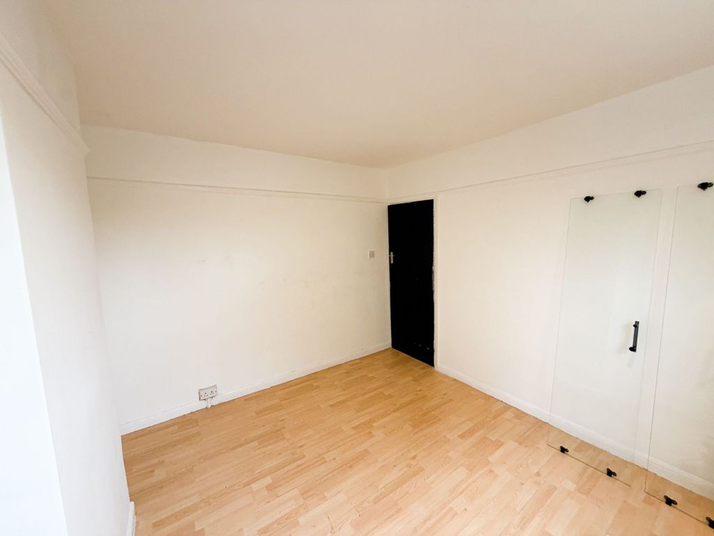 Property photo 2 of 7 Rosslyn Ave Rm8