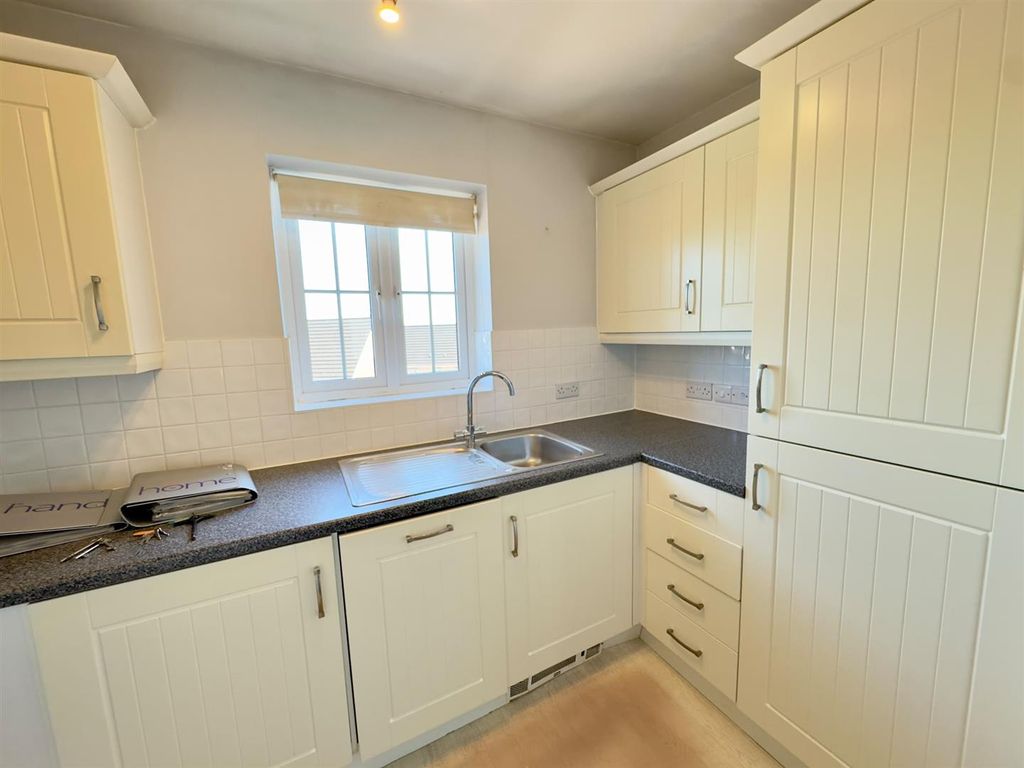 Property photo 3 of 16 Kitchen