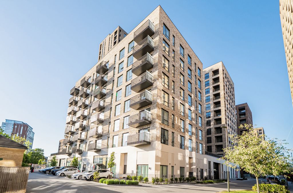 Property photo 1 of 20 1452962-17-69F0Ff...