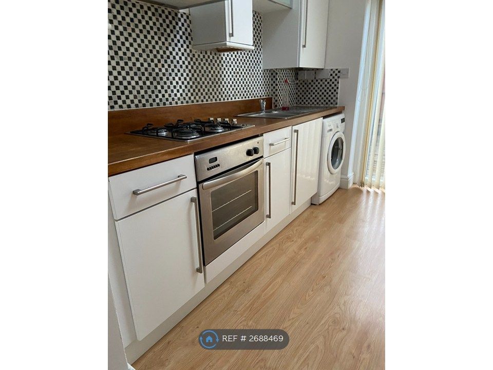 Property photo 3 of 8 Kitchen