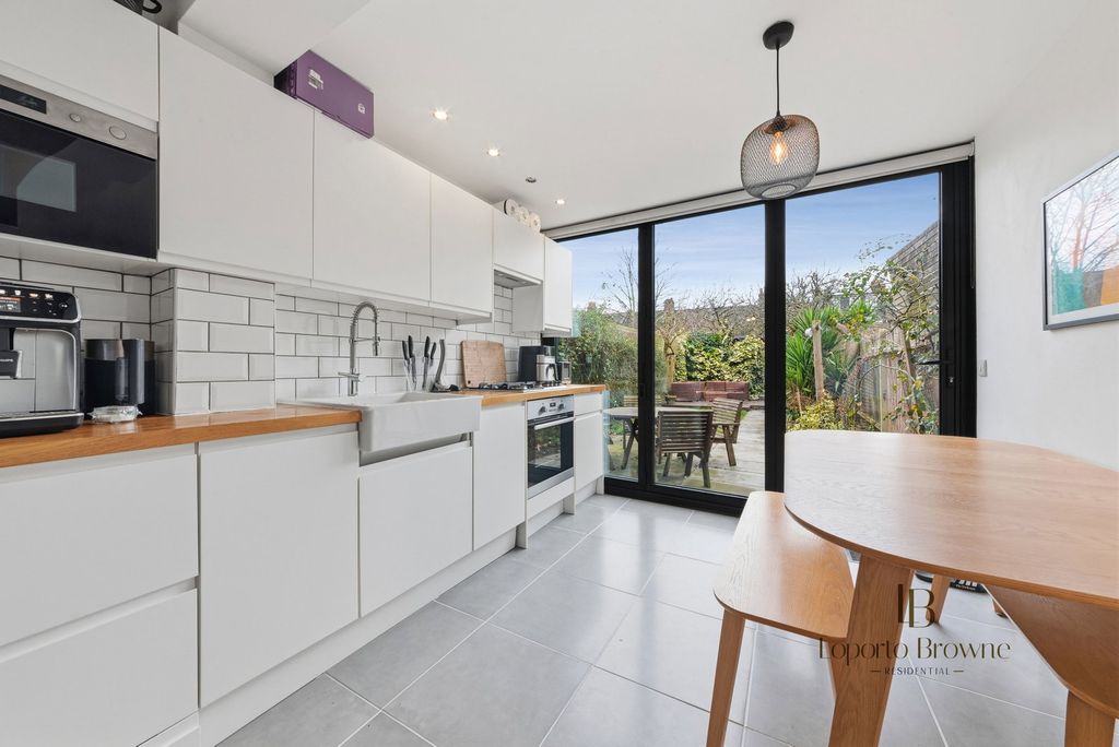 Property photo 3 of 27