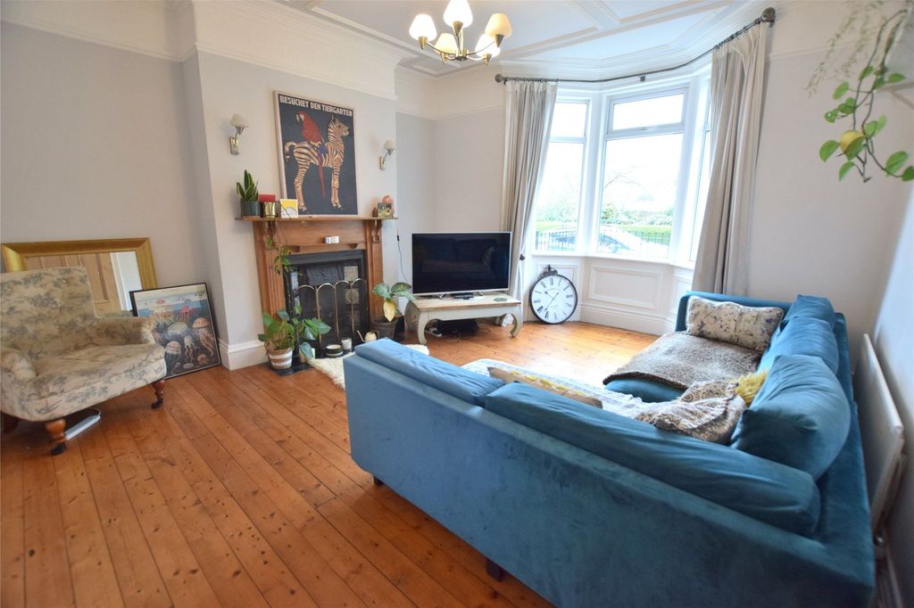 Property photo 3 of 18 Lounge