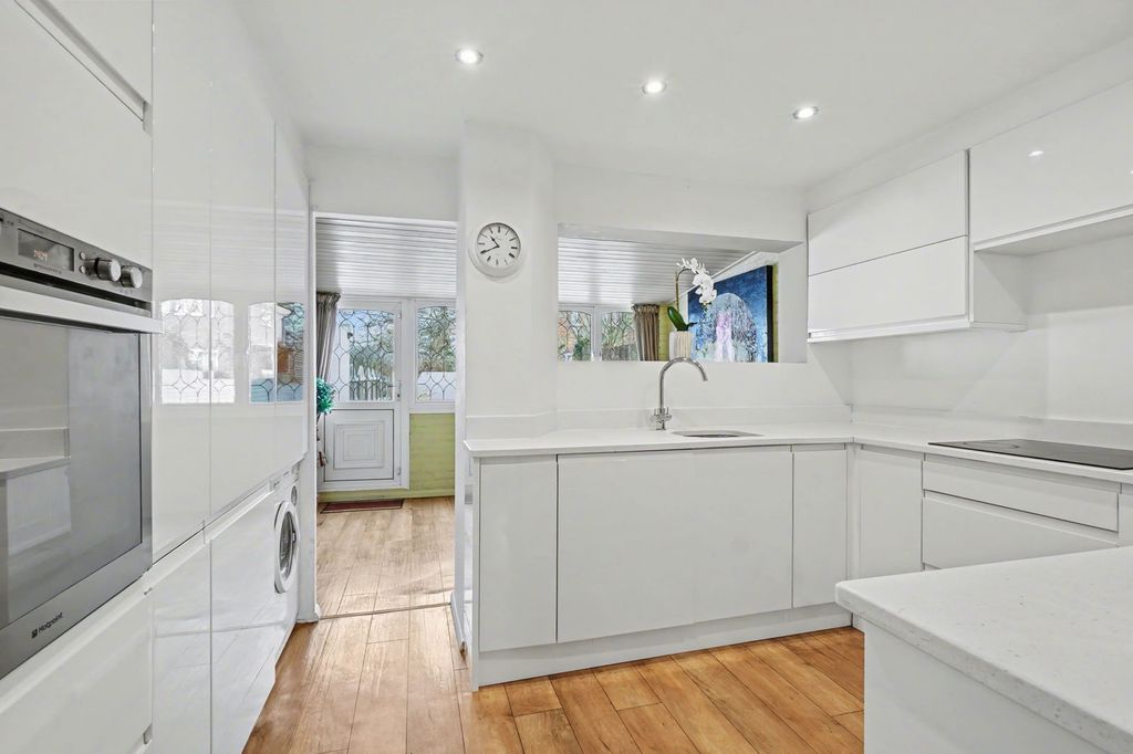 Property photo 2 of 26