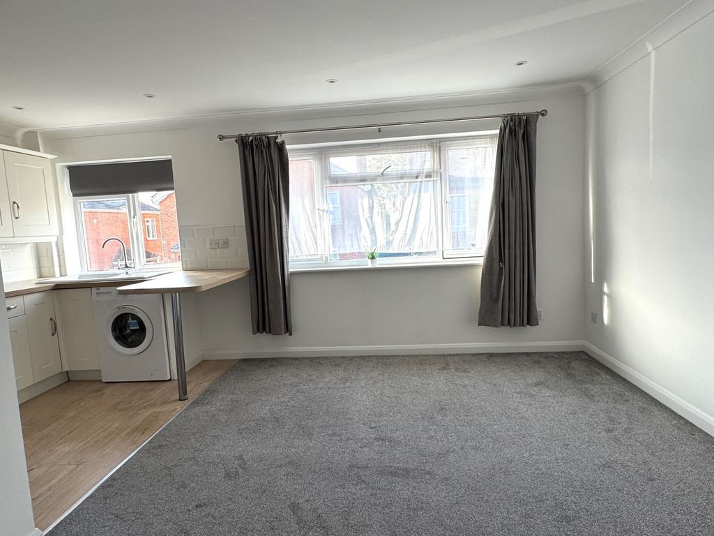 Property photo 3 of 8 Lounge