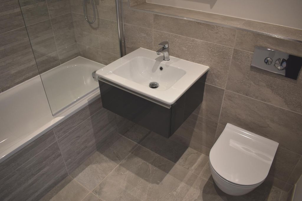 Property photo 3 of 10 Bathroom