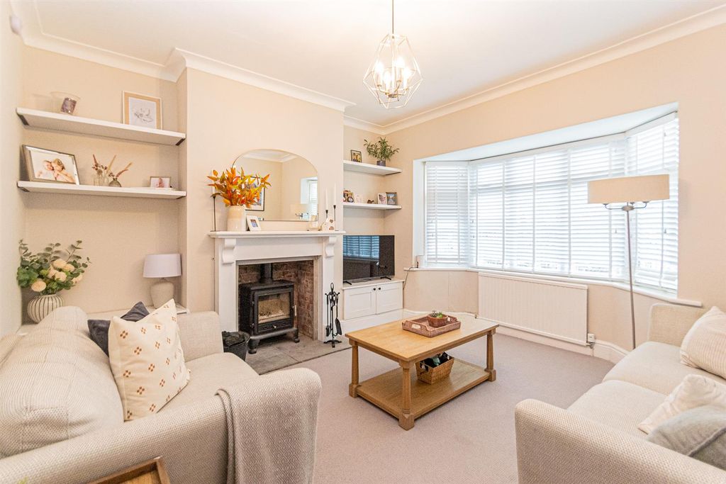 Property photo 2 of 18 Lounge