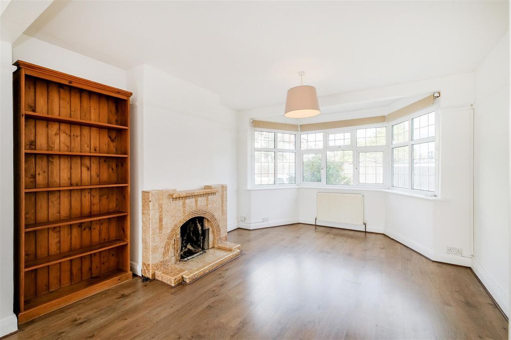 Property photo 2 of 25 8 Eaton Rise-18.Jpg