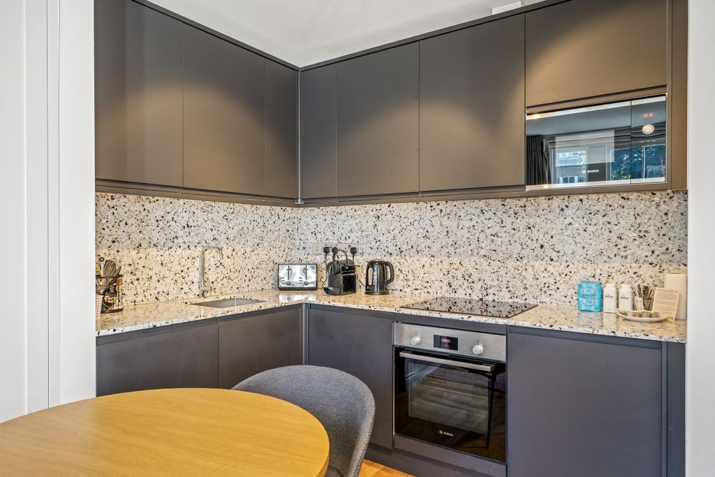 Property photo 1 of 6 8, 25 Coleherne Road, Sw10, Martin & Co, HQ (4)