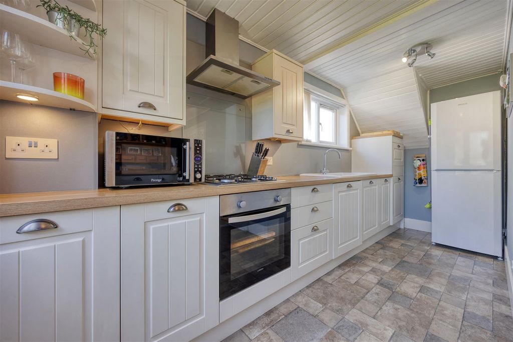 Property photo 3 of 18 17_Cowal_Crescent_Kirkintilloch_010.Jpeg