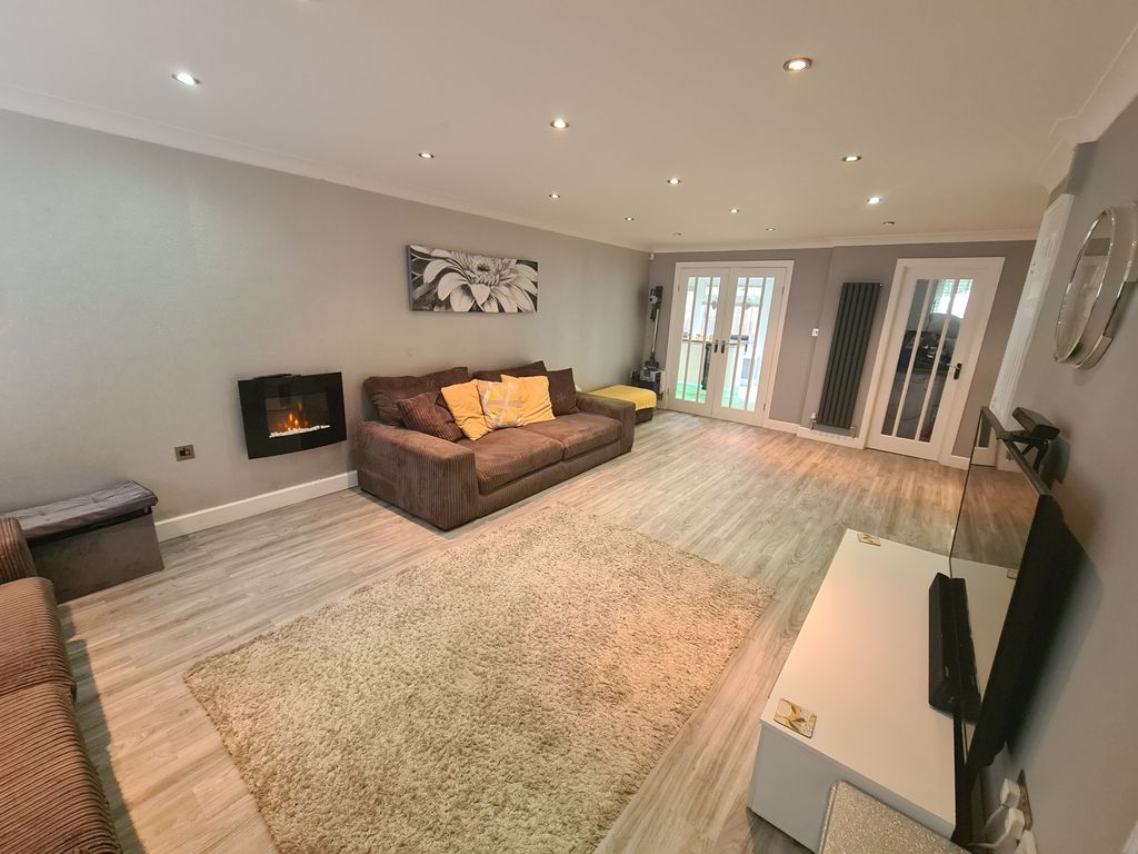 Property photo 3 of 17 Lounge