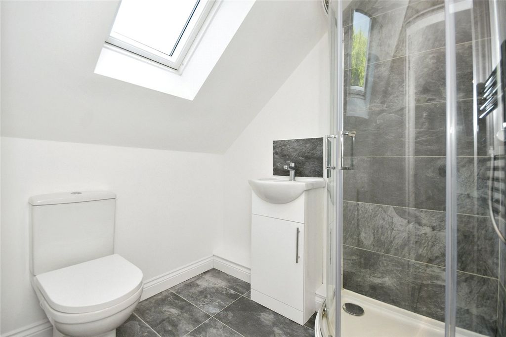 Property photo 3 of 8 Ensuite