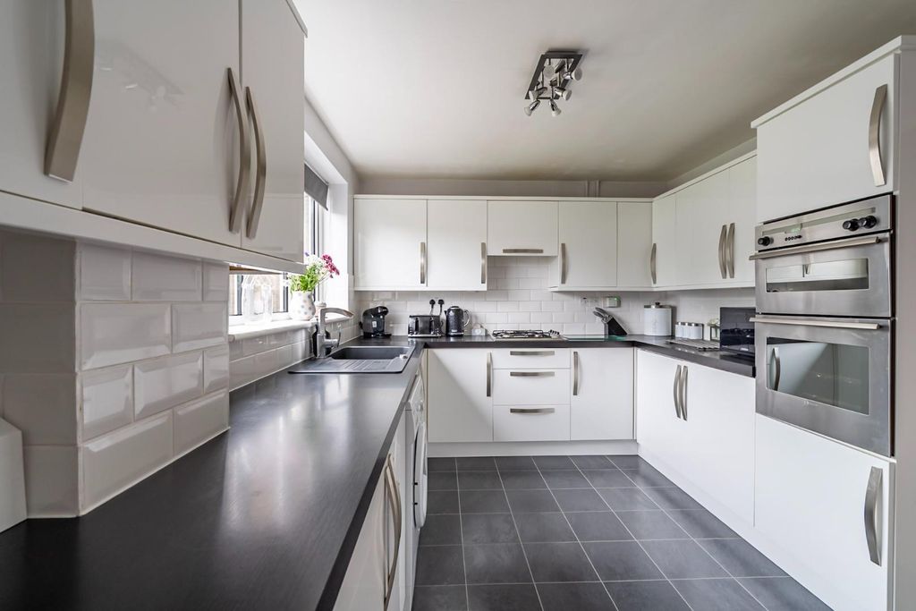 Property photo 3 of 17 Kitchen