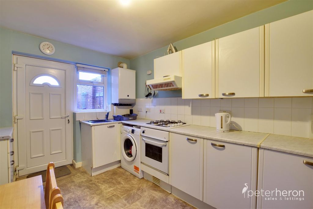 Property photo 3 of 11 Kitchen