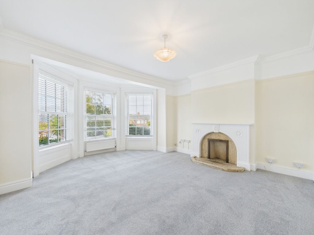 Property photo 2 of 7 Lounge 1