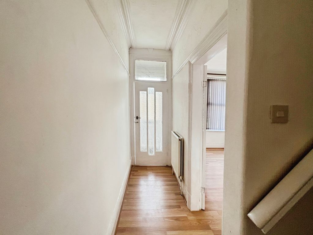Property photo 2 of 11 Hallway