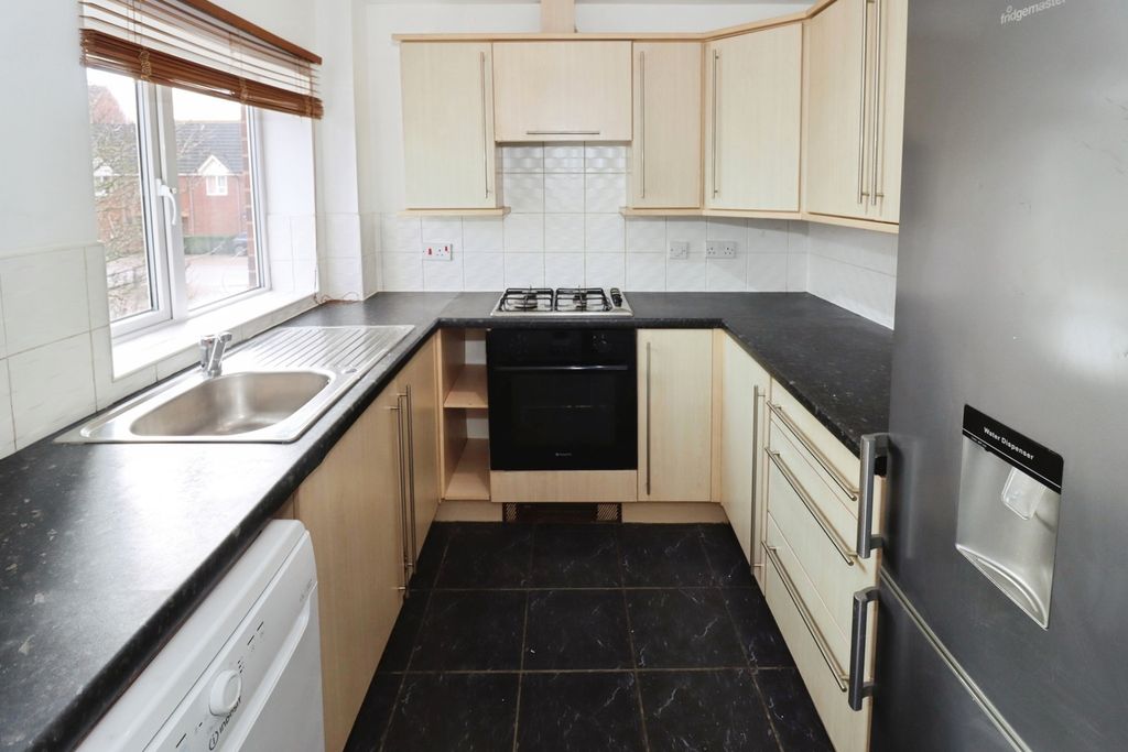 Property photo 3 of 19 Kitchen