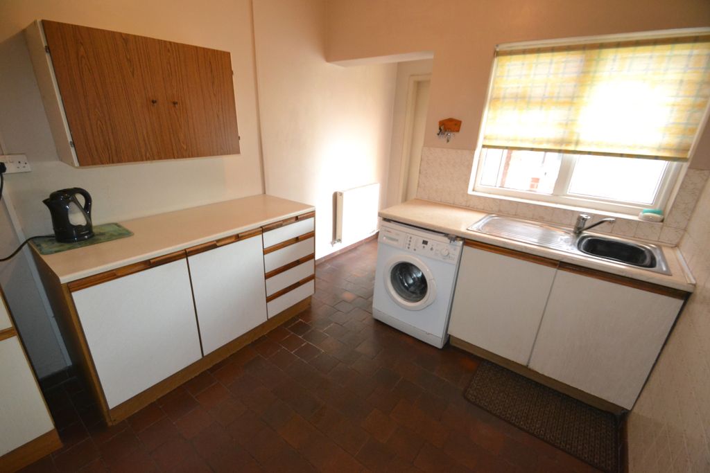 Property photo 3 of 14 Kitchen