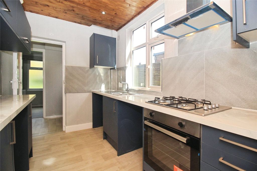 Property photo 2 of 11 Fitted Kitchen