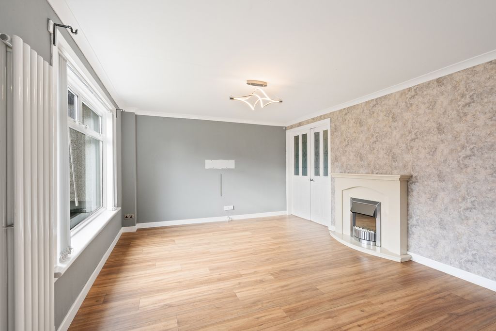 Property photo 2 of 15 69 Strathlogie 08