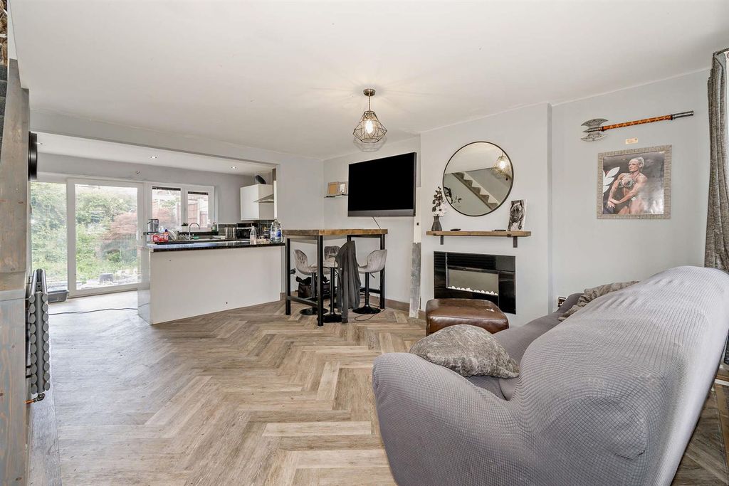 Property photo 2 of 11 8664120-Interior10-800.Jpg