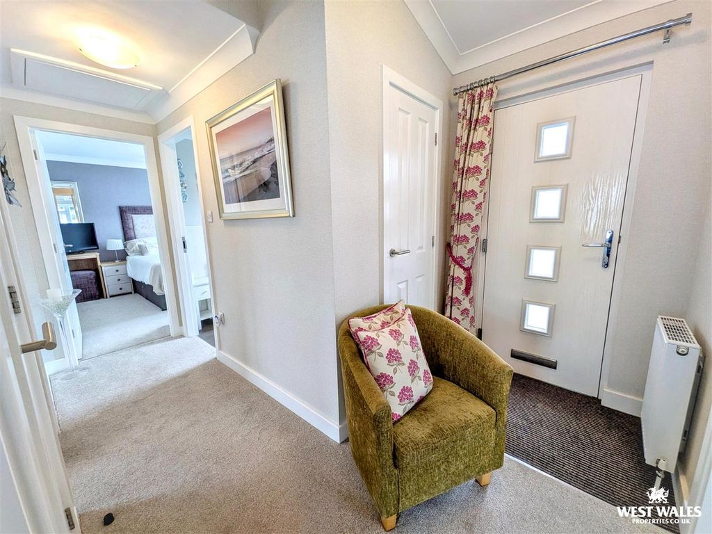 Property photo 2 of 19 10998.Jpg