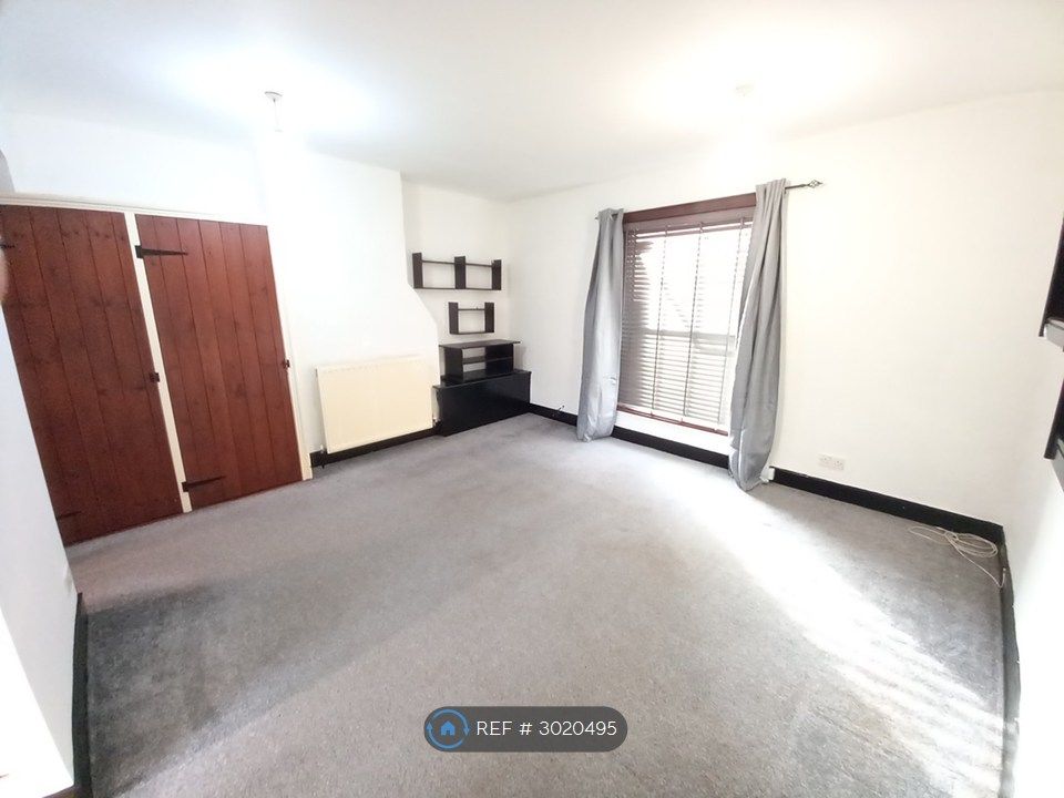 Property photo 1 of 6 Spacious Studio Living Room