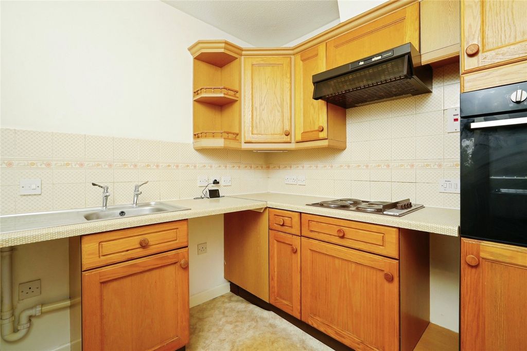 Property photo 3 of 10 Kitchen