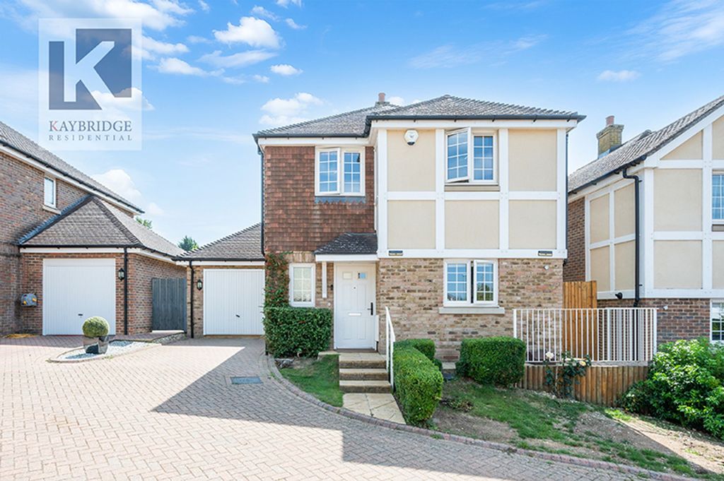 Property photo 1 of 7 Anmer Close, Tadworth