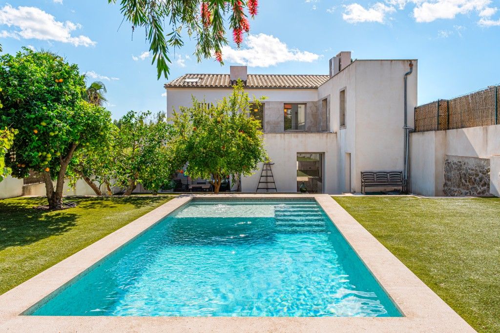 Property photo 1 of 20 Exterior And Pool (3)