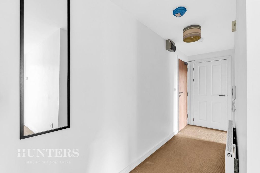 Property photo 2 of 18 Hallway