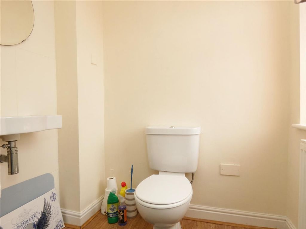 Property photo 3 of 19 Cloakroom