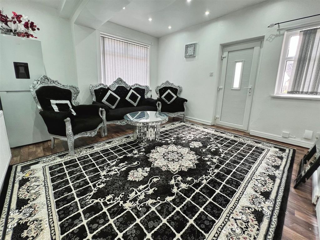 Property photo 3 of 20 Lounge