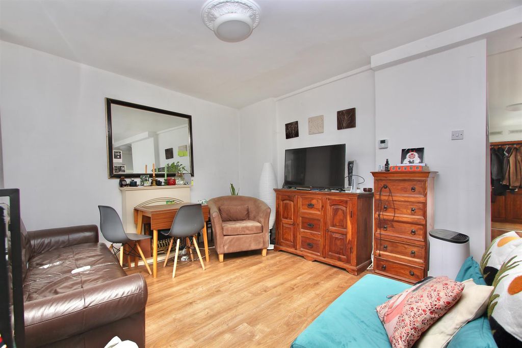 Property photo 3 of 11 Dumont Road, N16
