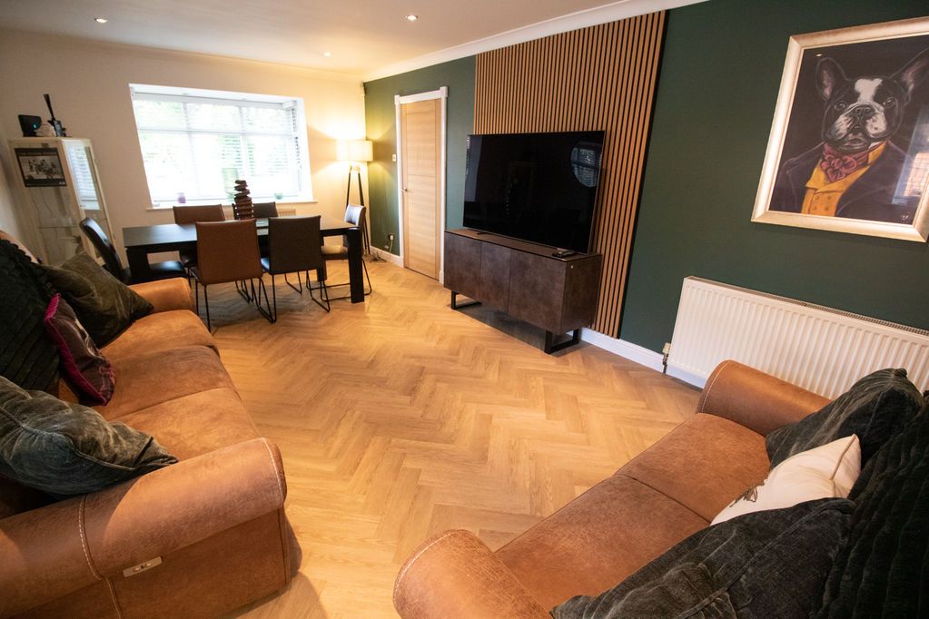 Property photo 2 of 23 Lounge