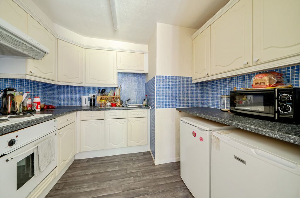 Property photo 3 of 18 Kitchen