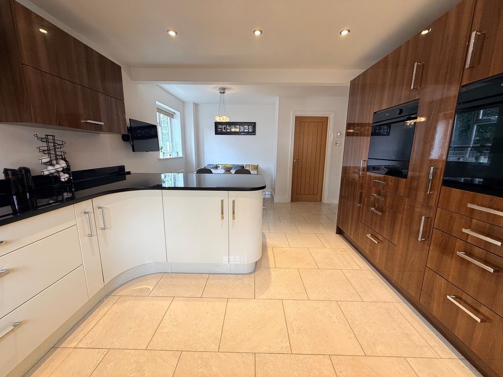 Property photo 3 of 22 Kitchen Aspect 2
