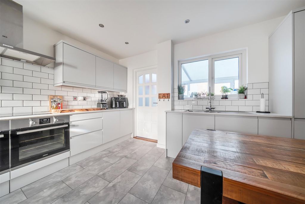 Property photo 3 of 15 Kitchen/Diner