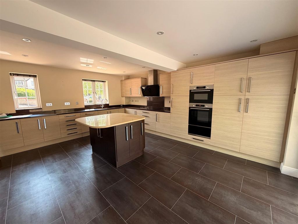 Property photo 3 of 17 Kitchen.Jpg