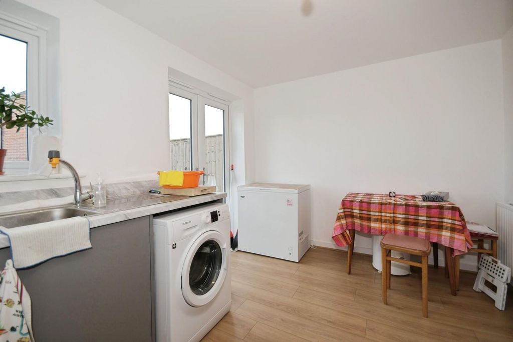 Property photo 3 of 14 Kitchen 02.Jpg