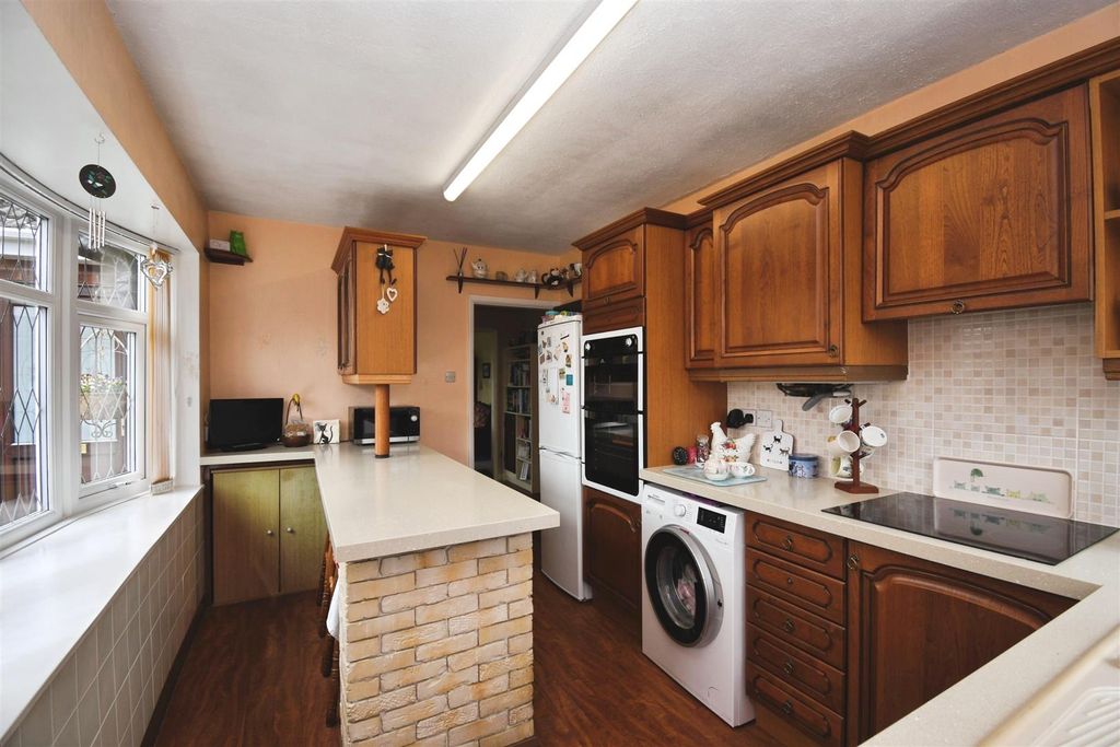 Property photo 3 of 9 Kitchen