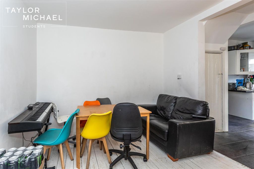 Property photo 3 of 17 Living Room