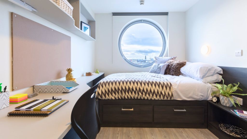 Property photo 1 of 8 Bedroom