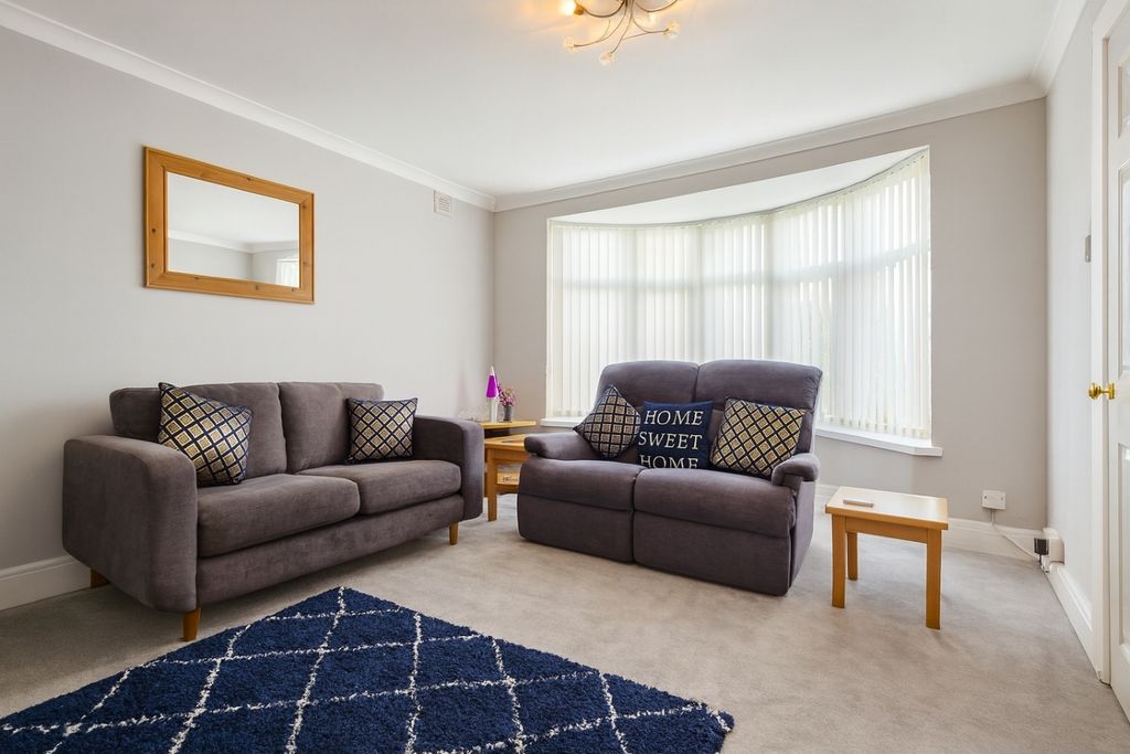 Property photo 3 of 13 Lounge
