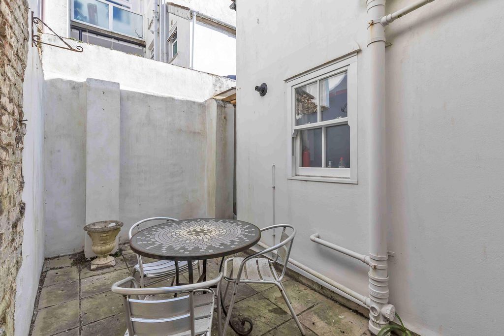 Property photo 1 of 17 Cover