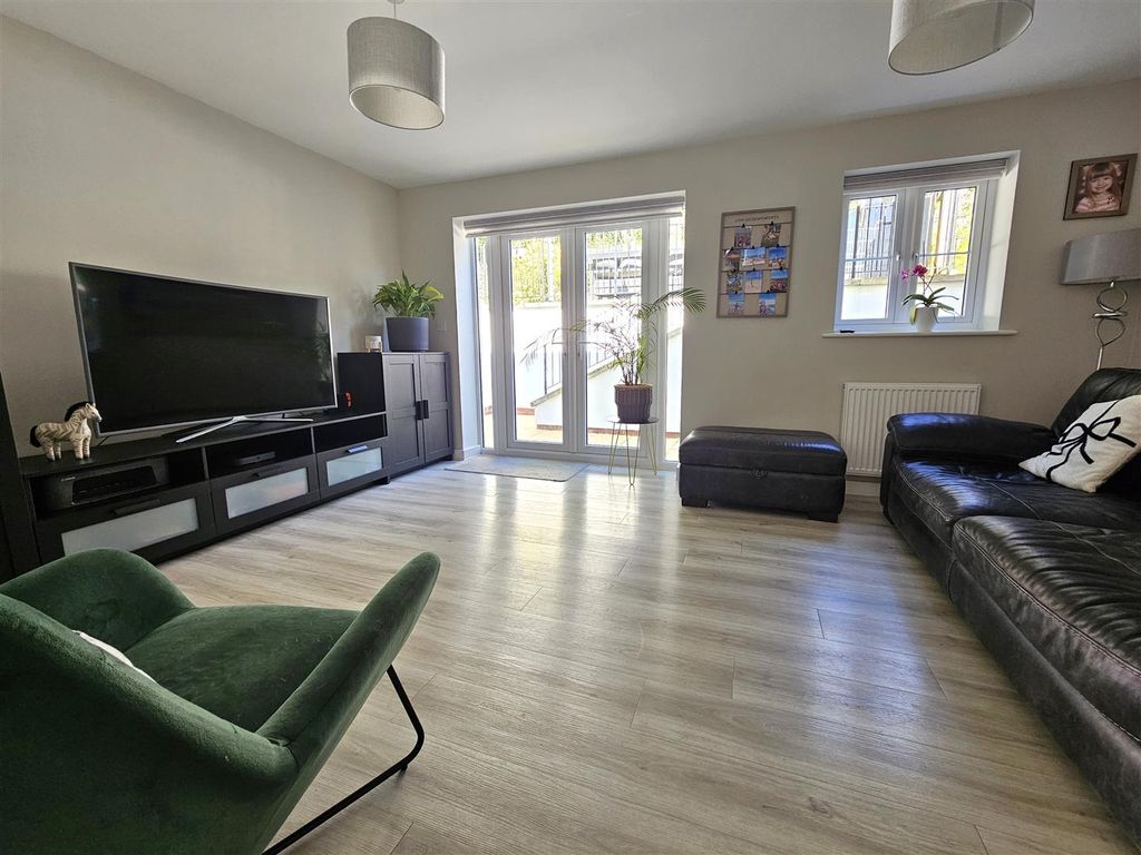 Property photo 3 of 20 Lounge.Jpg