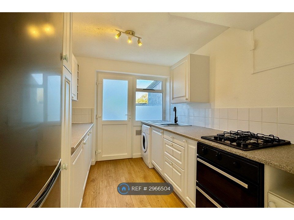 Property photo 3 of 10 Kitchen