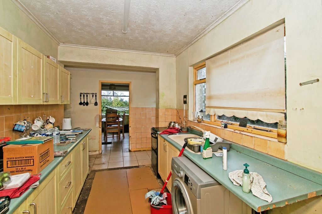 Property photo 3 of 12 Kitchen